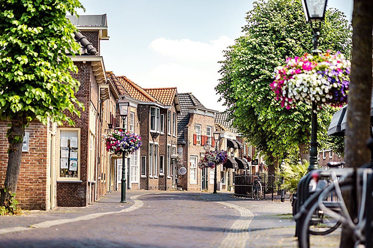 Karakteristieke dorpsstraat in Nootdorp met restaurants en terrassen